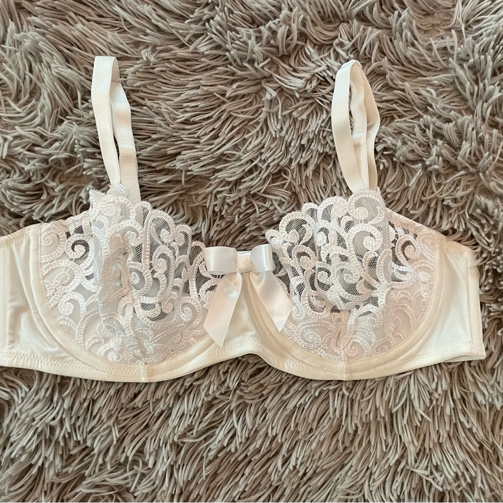 Victorias Secret white lace balconette bra 24 C NWOT